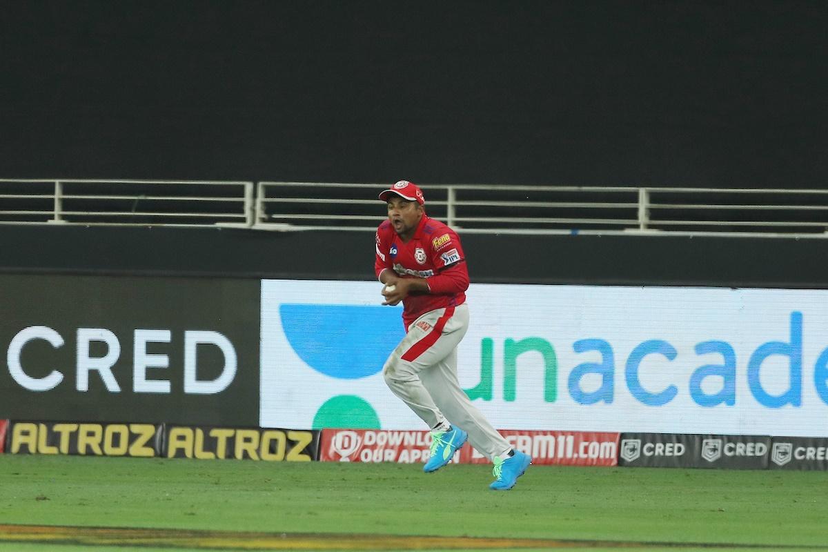 Sarfaraz Khan takes the atch to dismiss AB de Villiers. 