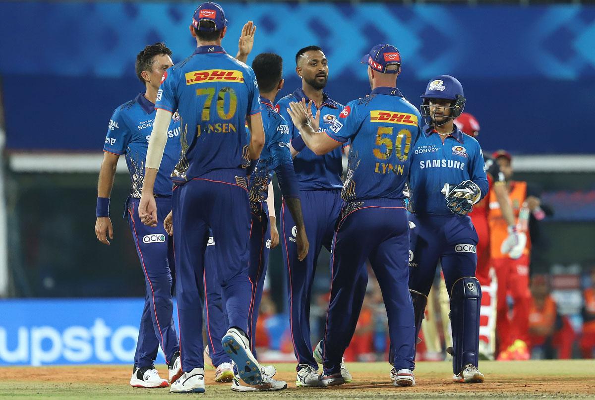 Mumbai Indians players celebrates the wicket of Washington Sundar