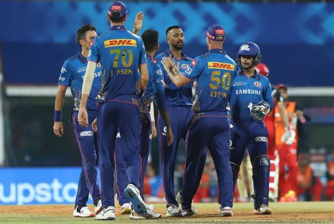 Mumbai Indians players celebrates the wicket of Washington Sundar
