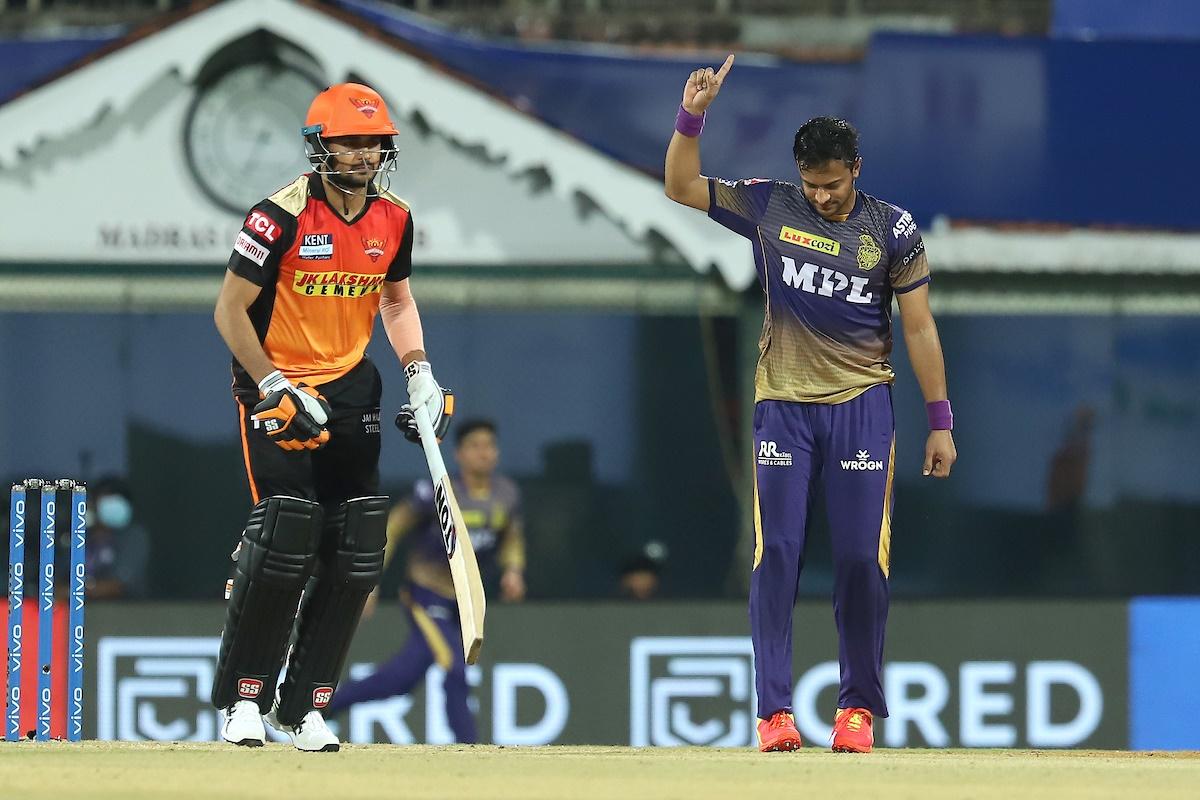 Manish Pandey watches as Shakib Al Hasan celebrates the wicket of Wriddhiman Saha.