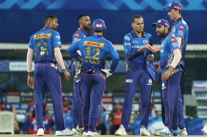 Mumbai Indians players celebrates the wicket of Shubman Gill