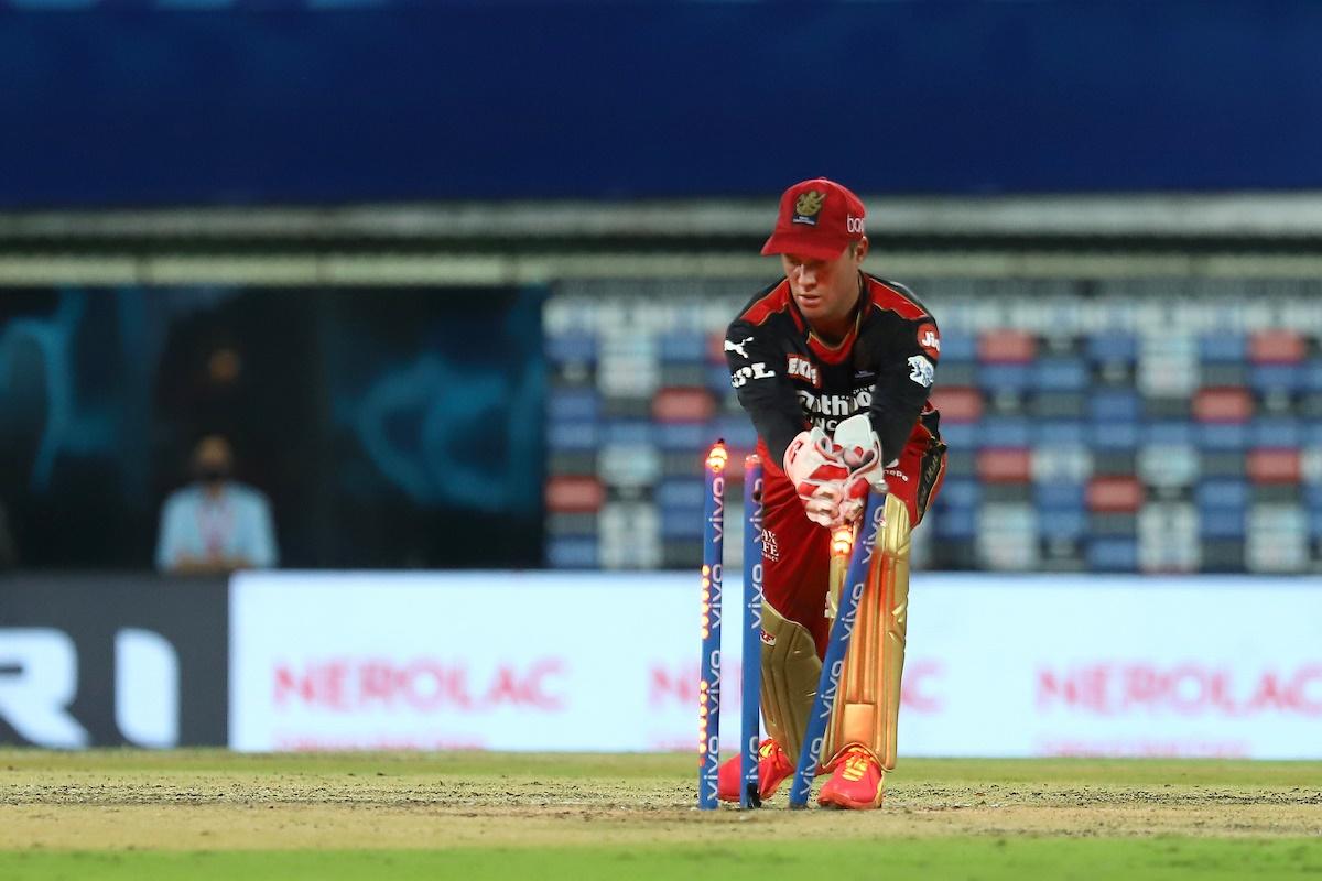 AB de Villiers runs out Rashid Khan