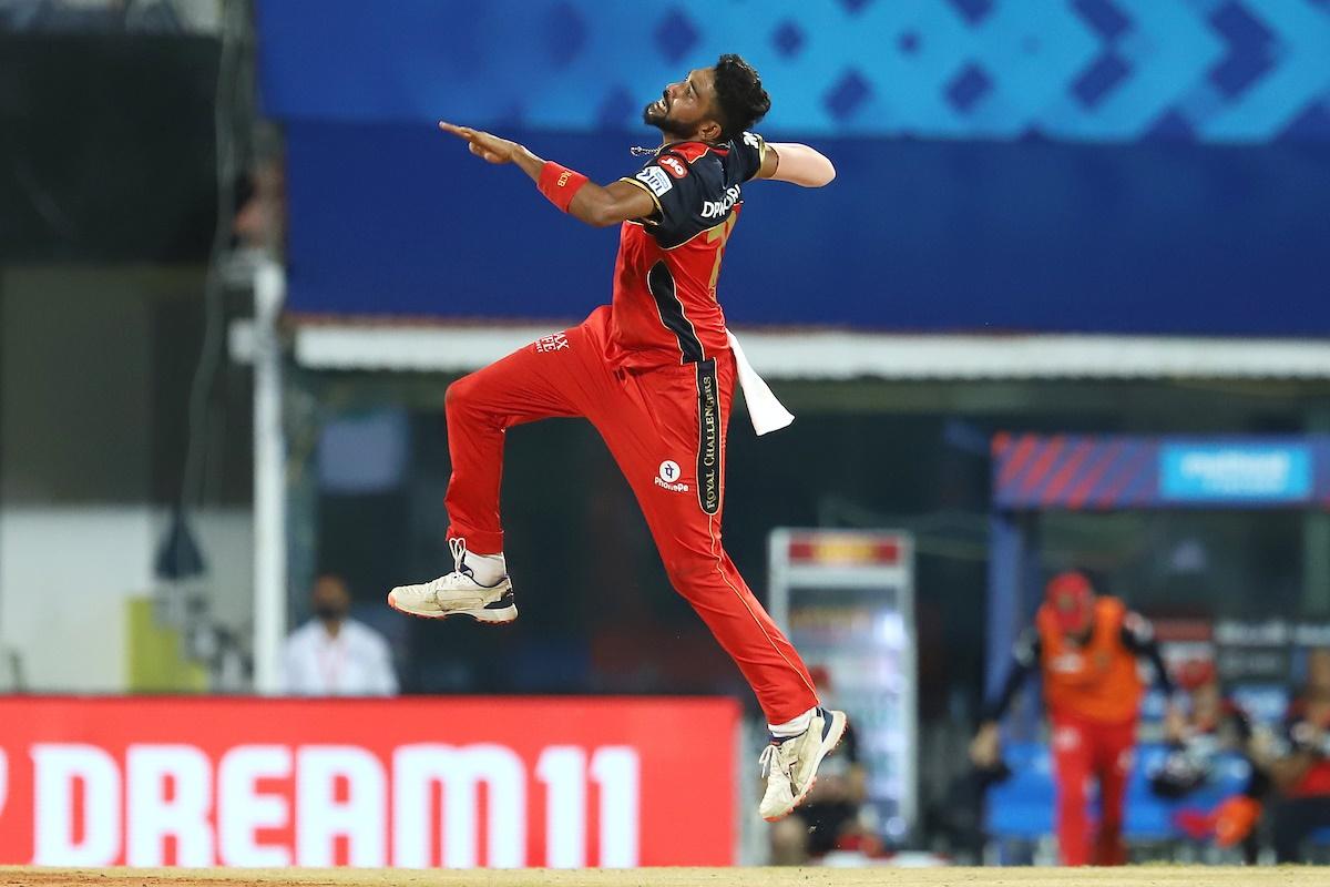 Mohammed Siraj celebrates after dismissing Wriddhiman Saha