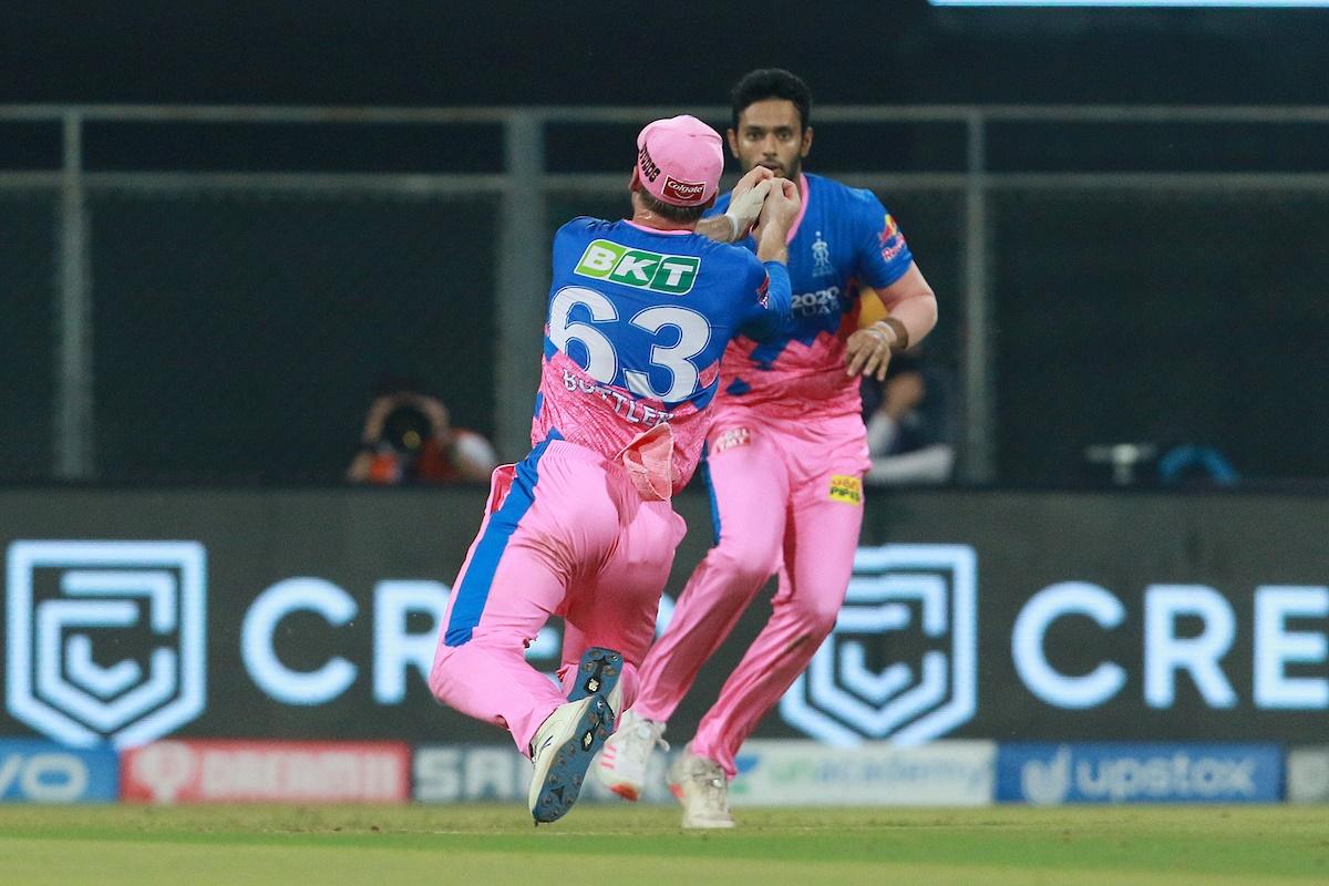 Jos Buttler takes the catch to dismiss Marcus Stoinis