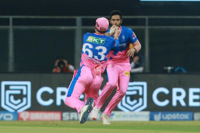 Jos Buttler takes the catch to dismiss Marcus Stoinis