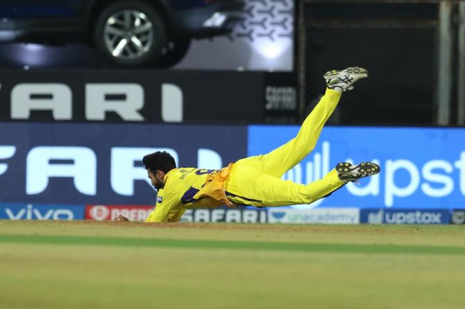 Ravindra Jadeja takes a superb catch to dismiss Chris Gayle 