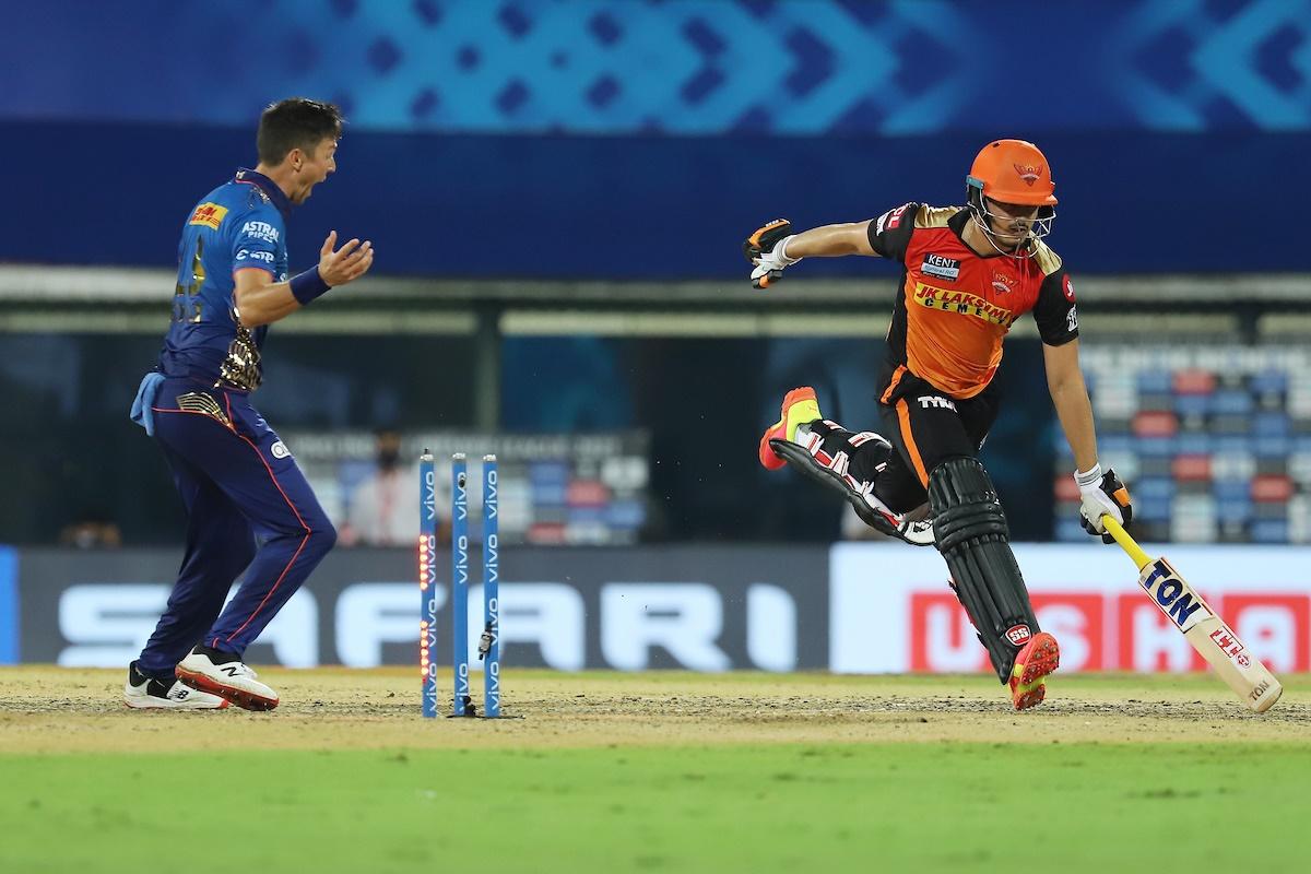 Trent Boult reacts as Abdul Samad is run-out by a direct hit from Hardik Pandya.