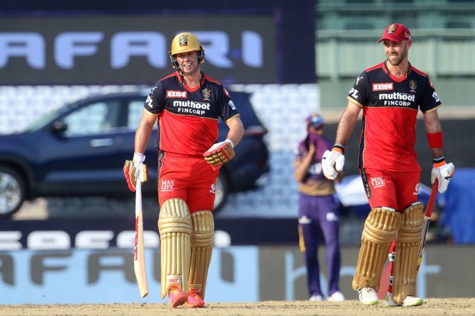AB de Villiers and Glenn Maxwell react after bringing up a 50-run partnership for the fourth wicket off just 29 balls. 