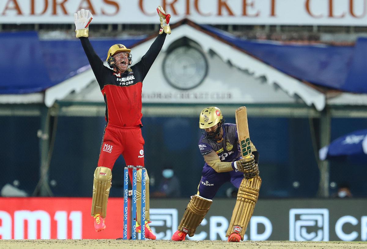 AB de Villiers successfully appeals for the wicket of Dinesh Karthik