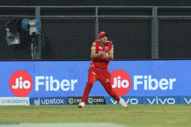 Jhye Richardson take the catch to dismiss Steve Smith.