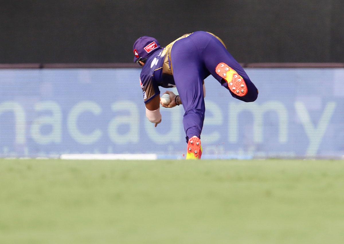 Rahul Tripathi takes the catch to dismiss Virat Kohli