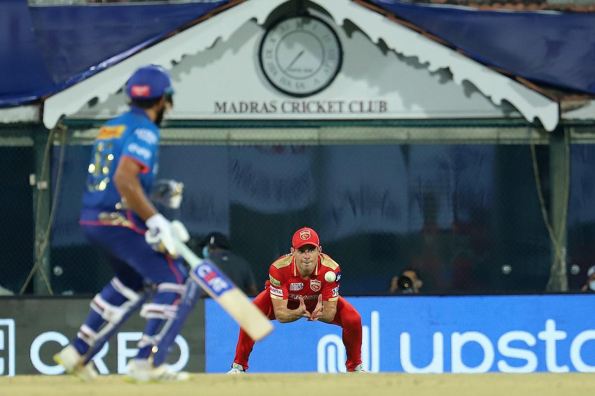 Moises Henriques gets into position to catch Quinton de Kock.