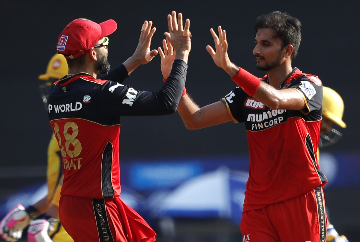 Harshal Patel celebrates with skipper Virat Kohli after dismissing Faf du Plessis.