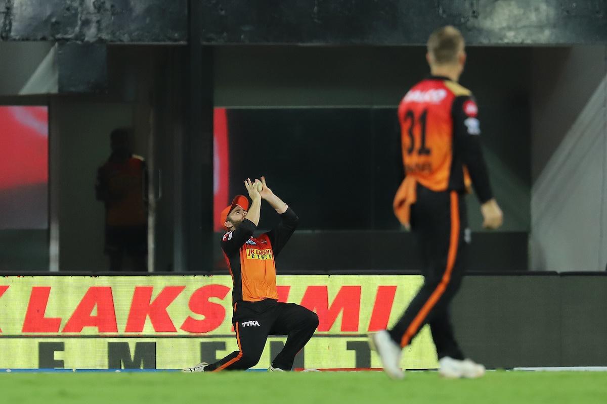 Kane Williamson takes the catch to dismiss Shimron Hetmyer