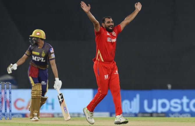 Mohammad Shami celebrates the wicket of Shubman Gill