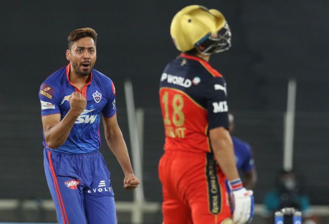 Avesh Khan celebrates after dismissing RCB captain Virat Kohli 