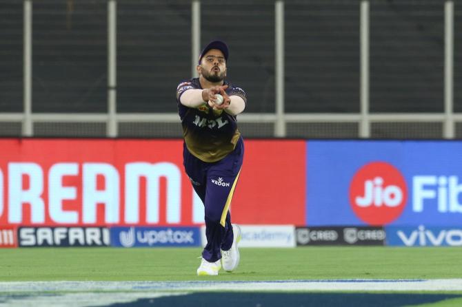  Nitish Rana takes the catch to dismiss Prithvi Shaw