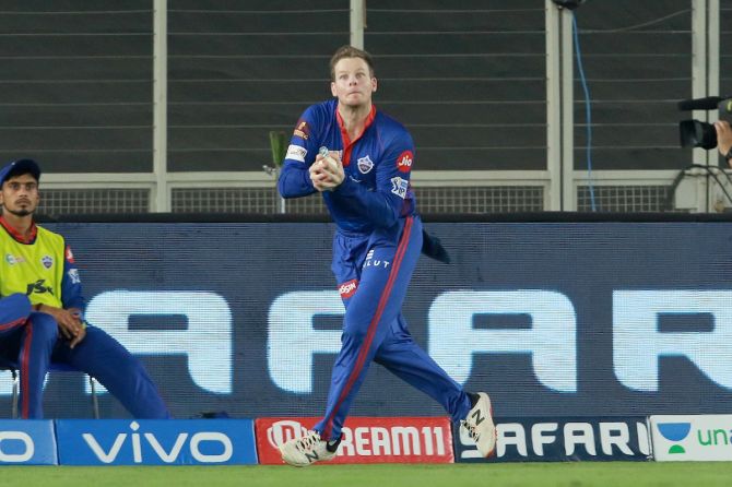 Steve Smith takes the catch to dismiss Shubman Gill 