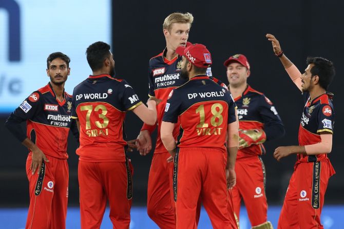 Kyle Jamieson is congratulated by his RCB teammates after dismissing Prabhsimran Singh