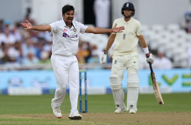 Shardul Thakur successfully appeals for lef before wicket against Joe Root.