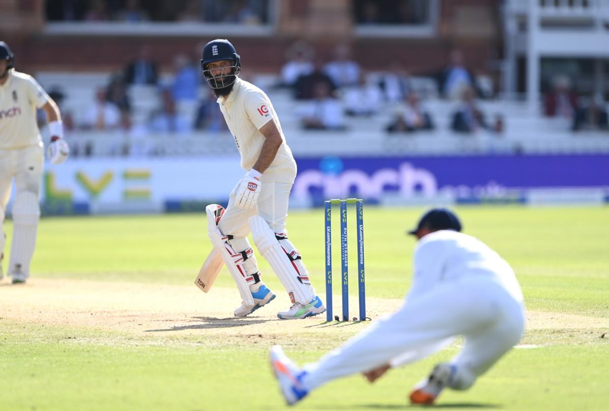 Virat Kohli catches Moeen Ali off the bowling of Ishant Sharma.