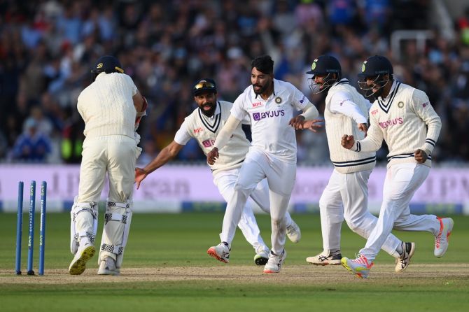 Mohammed Siraj, Cheteshwar Pujara and KL Rahul celebrate as Jimmy Anderson is bowled by Mohammed Shami.