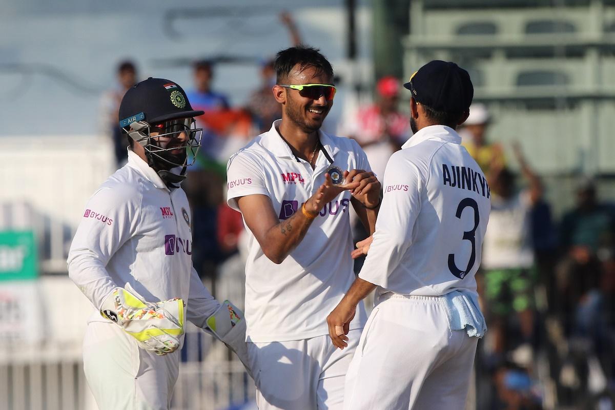 Axar Patel is congratulated by Rishabh Pant and Ajinkya Rahane after dismissing Jack Leach.