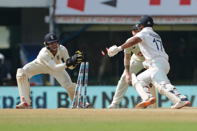 Ben Foakes whips off the balls before Rishabh Pant can make his crease