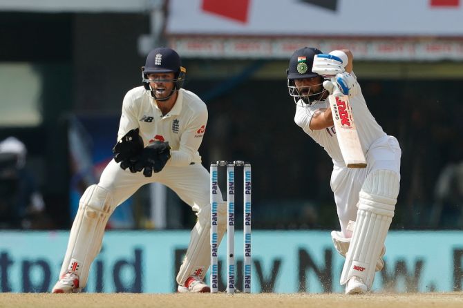 England wicketkeeper Ben Foakes waits in anticipation for the catch Virat Kohli defends.