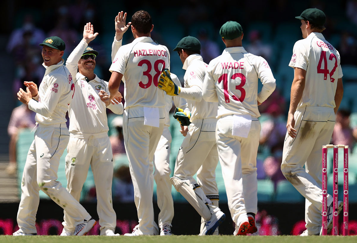 David Warner is congratulated by teammates after taking the catch to dismiss Rishabh Pant