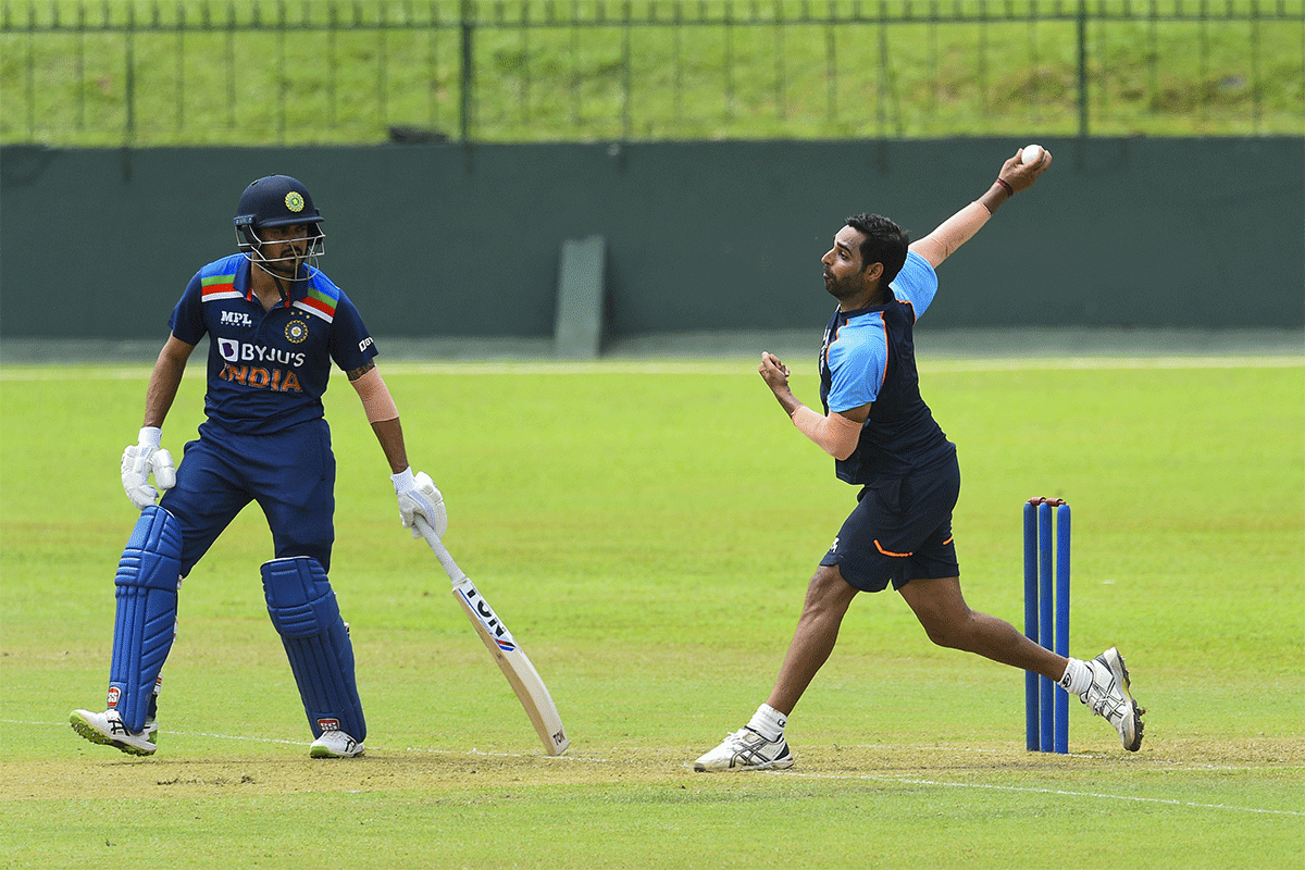 Bhuvneshwar Kumar bowls