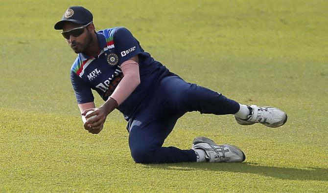 Bhuvneshwar Kumar takes the catch to dismiss Sri Lanka's Dhananjaya de Silva off the bowling of Krunal Pandya 