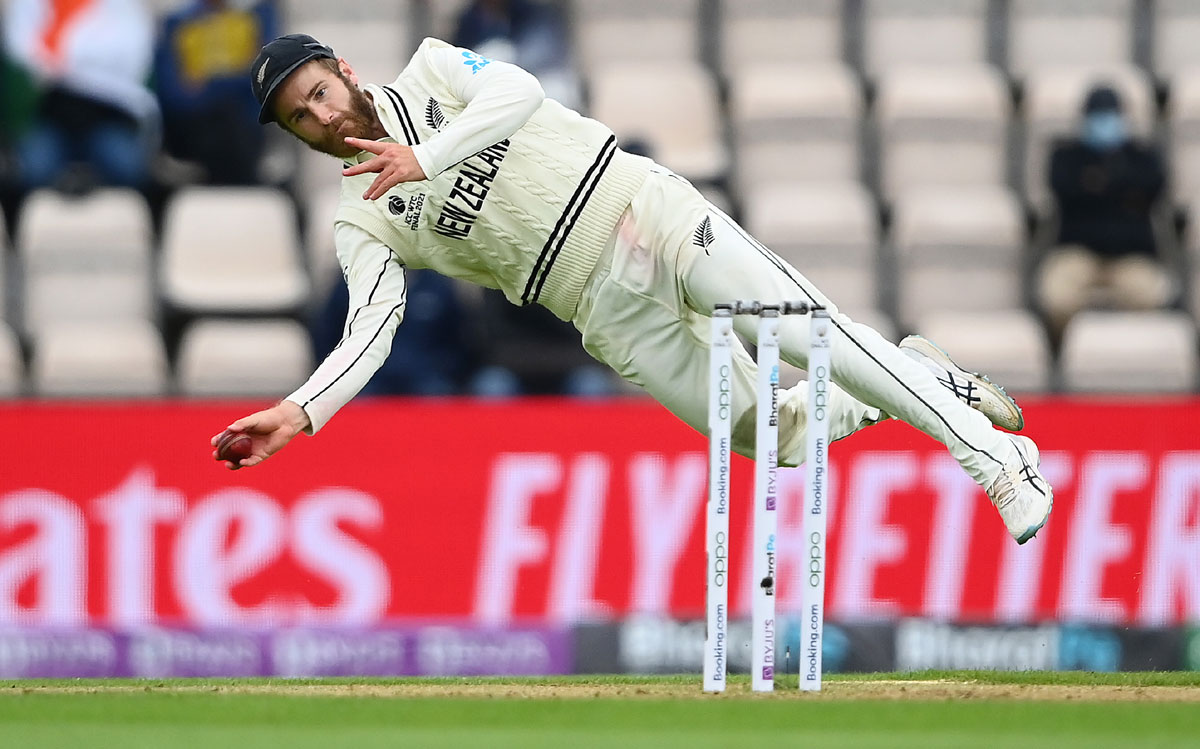 Kane Williamson makes an unsuccessful attempt to run out Ajinkya Rahane