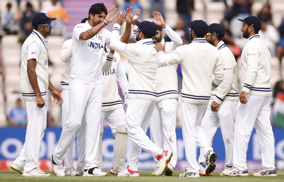 Virat Kohli celebrates with teammates after taking a catch to dismiss Kane Williamson