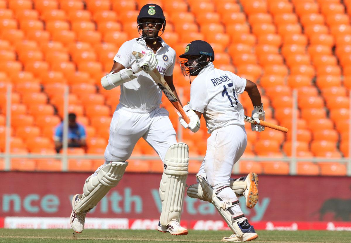 Rishabh Pant and Washington Sundar run between the wickets