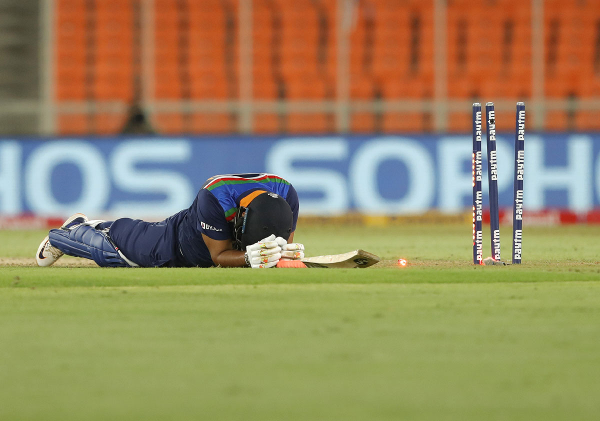 Sam Curran runs out Rishabh Pant