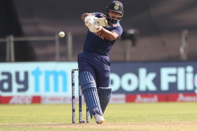 Rishabh Pant bats 