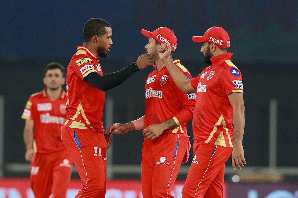 Chris Jordan celebrates with Mohammed Shami after dismissing Rishabh Pant