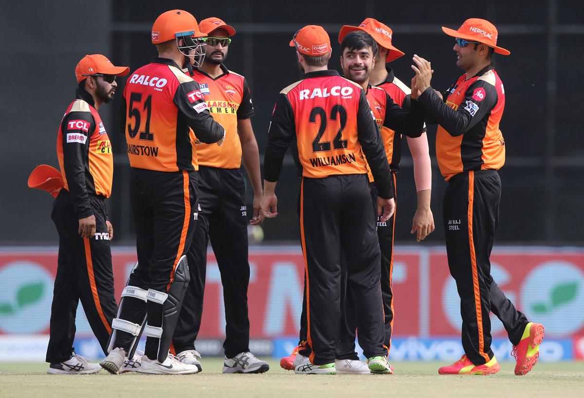 Sunrisers Hyderabad players celebrate the wicket of Yashasvi Jaiswal