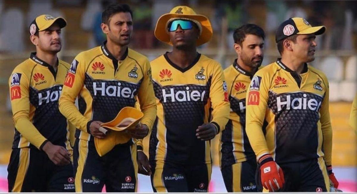 Shoaib Malik, Sherfane Rutherford, Ravi Bopara and their Peshawar Zalmi teammates