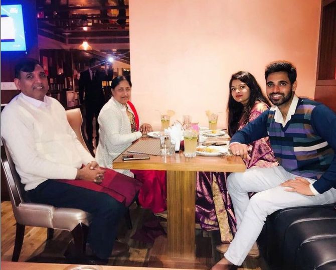 Bhuvneshwar Kumar with his wife and parents at a dinner