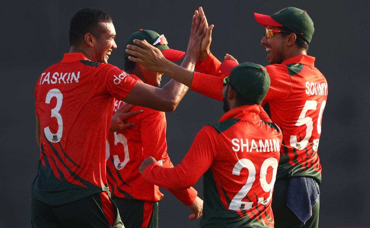 Taskin Ahmed celebrates with teammates after dismissing Aiden Markram.