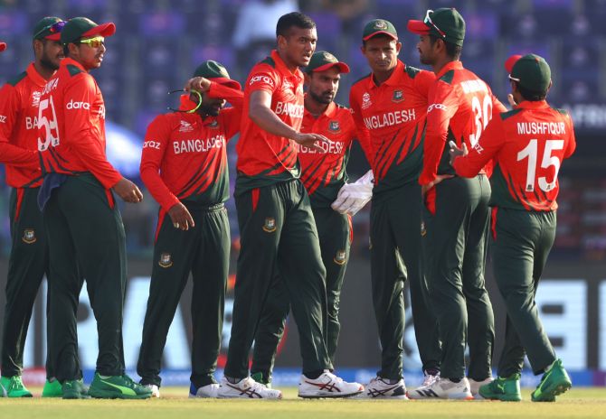 Bangladesh's players celebrate the dismissal of South Africa opener Reeza Hendricks.