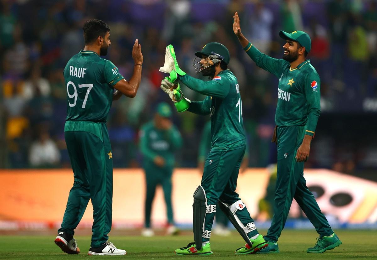 Haris Rauf celebrates with teammate Mohammad Rizwan after running out Stephan Baard.