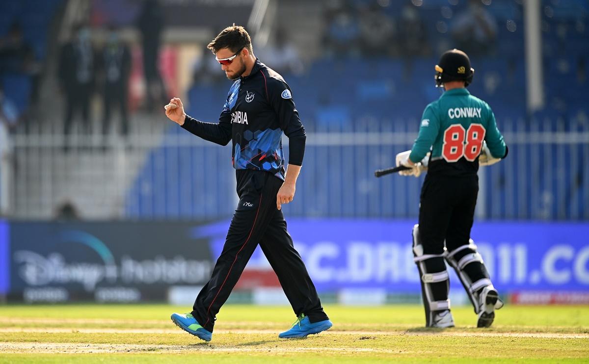 Gerhard Erasmus celebrates the wicket of Kane WIlliamson.