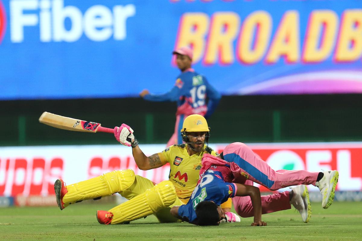 Faf du Plessis collides with Mustafizur Rahman while going for a run.