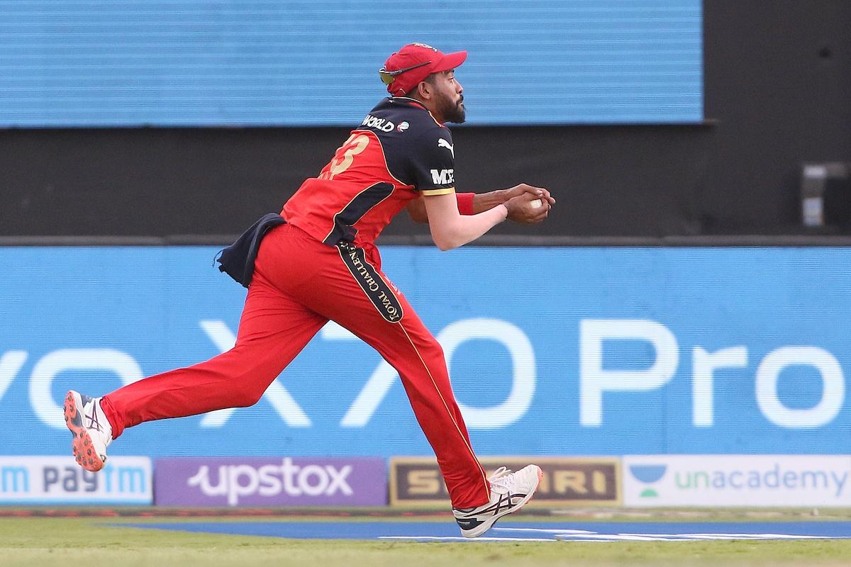 Mohammed Siraj takes the catch to dismiss Mayank Agarwal.