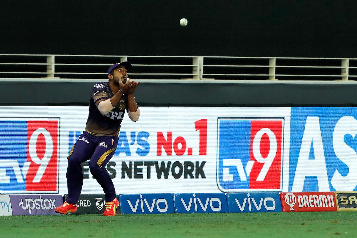 Rahul Tripathi catches Priyam Garg off the bowling of Varun Chakravarthy