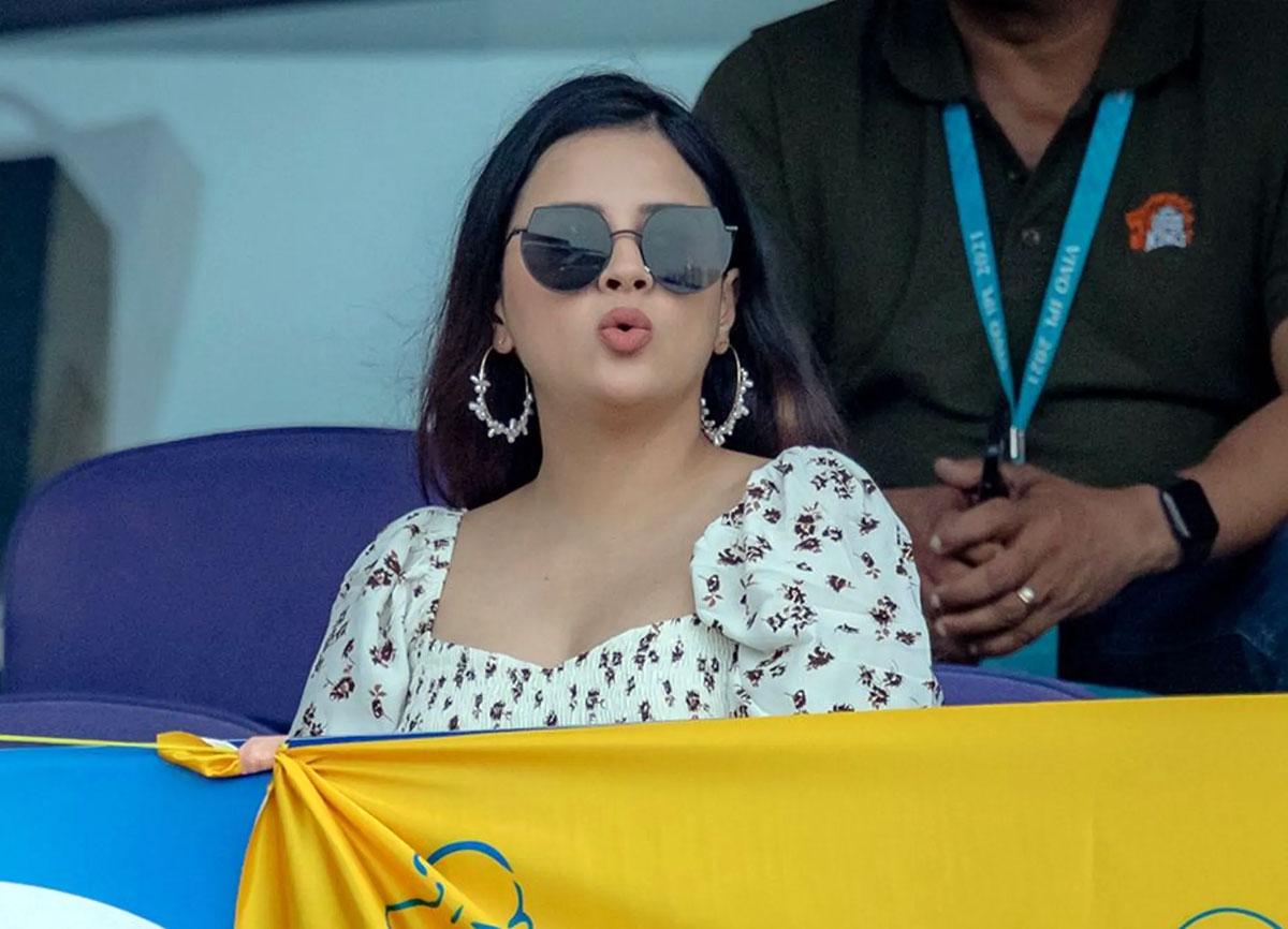 Ipl 2021 Stylish Sakshi Dhoni Is Back Rediff Cricket