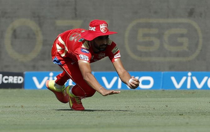 Harpreet Brar takes the catch to dismiss Robin Uthappa off Chris Jordan's bowling.